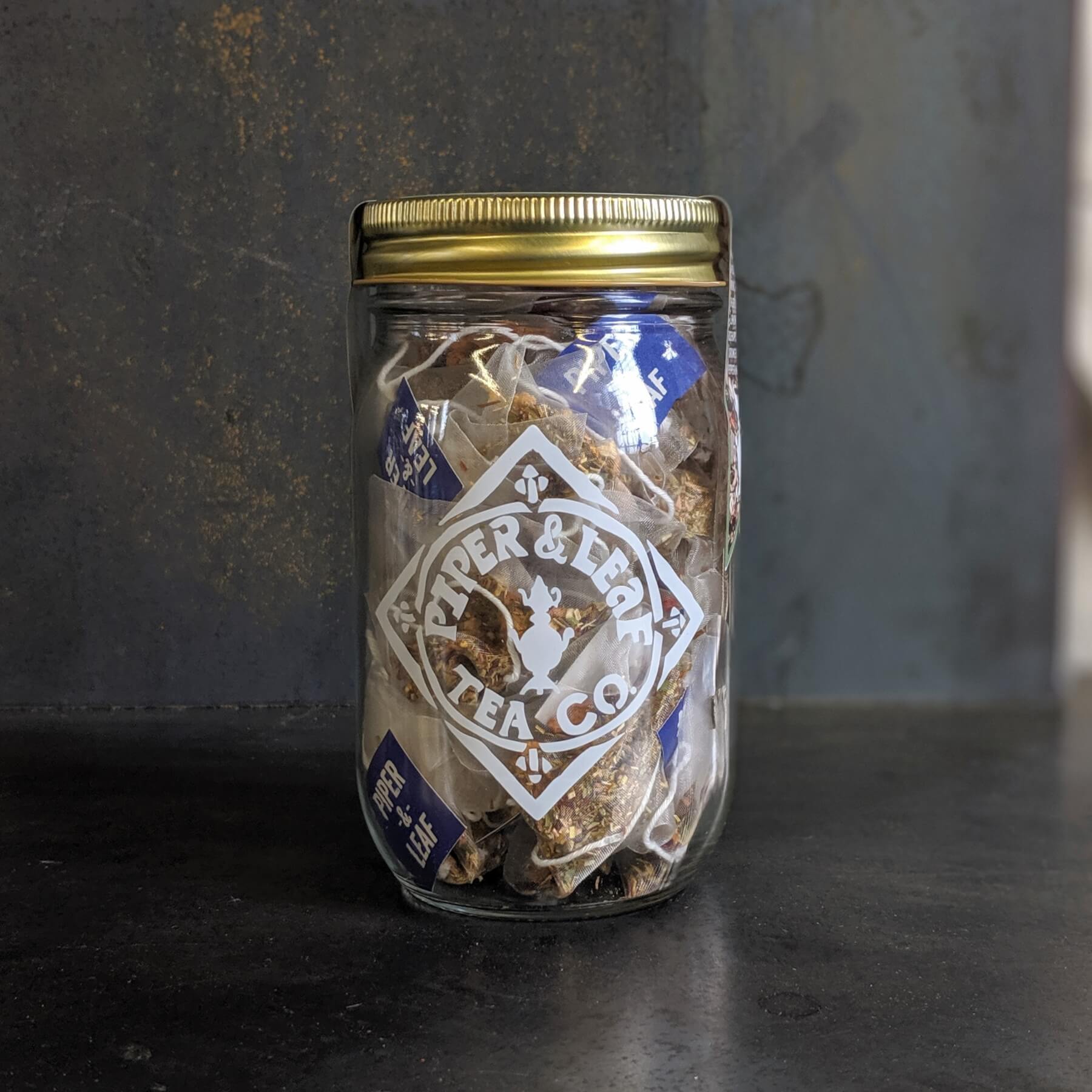 Piper and Leaf Mistletoe Grove Party Pack 25 Sachets in Pint Jar, featuring pyramid sachets in a clear jar.