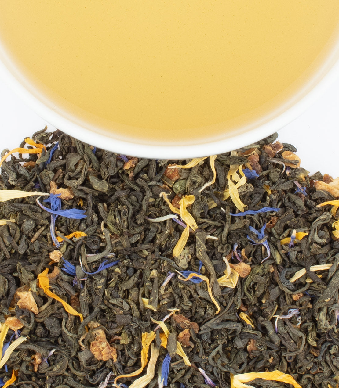 Harney & Sons Williamsburg Summer Afternoon Tea, Tin of 20 Sachets, displayed in a cup with a vibrant tea color.