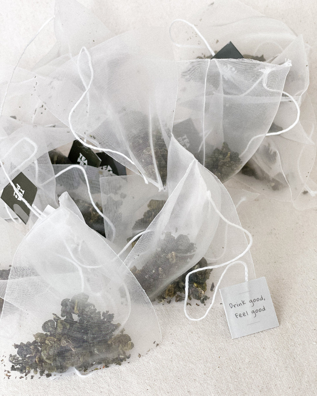 Teappo Milk Oolong loose leaf tea displayed in a clear glass teapot with brewed tea visible