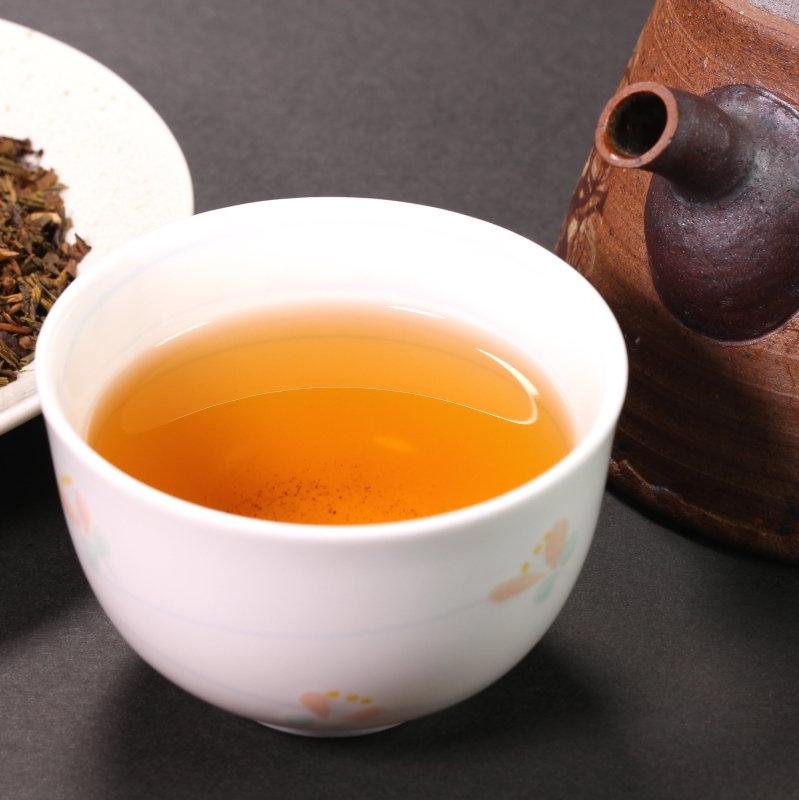 Tea with Tae Hojicha Pouch, an organic roasted green tea, displayed in a pouch on a neutral background.