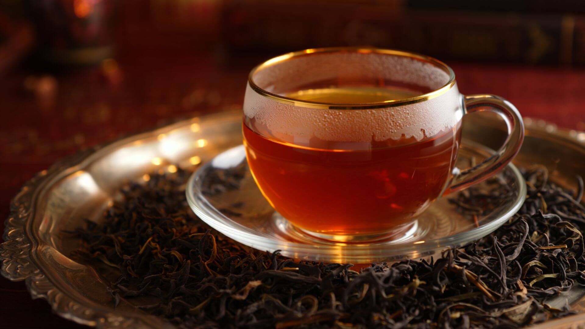 A ceylon tea surrounded by loose leaf ceylon black tea