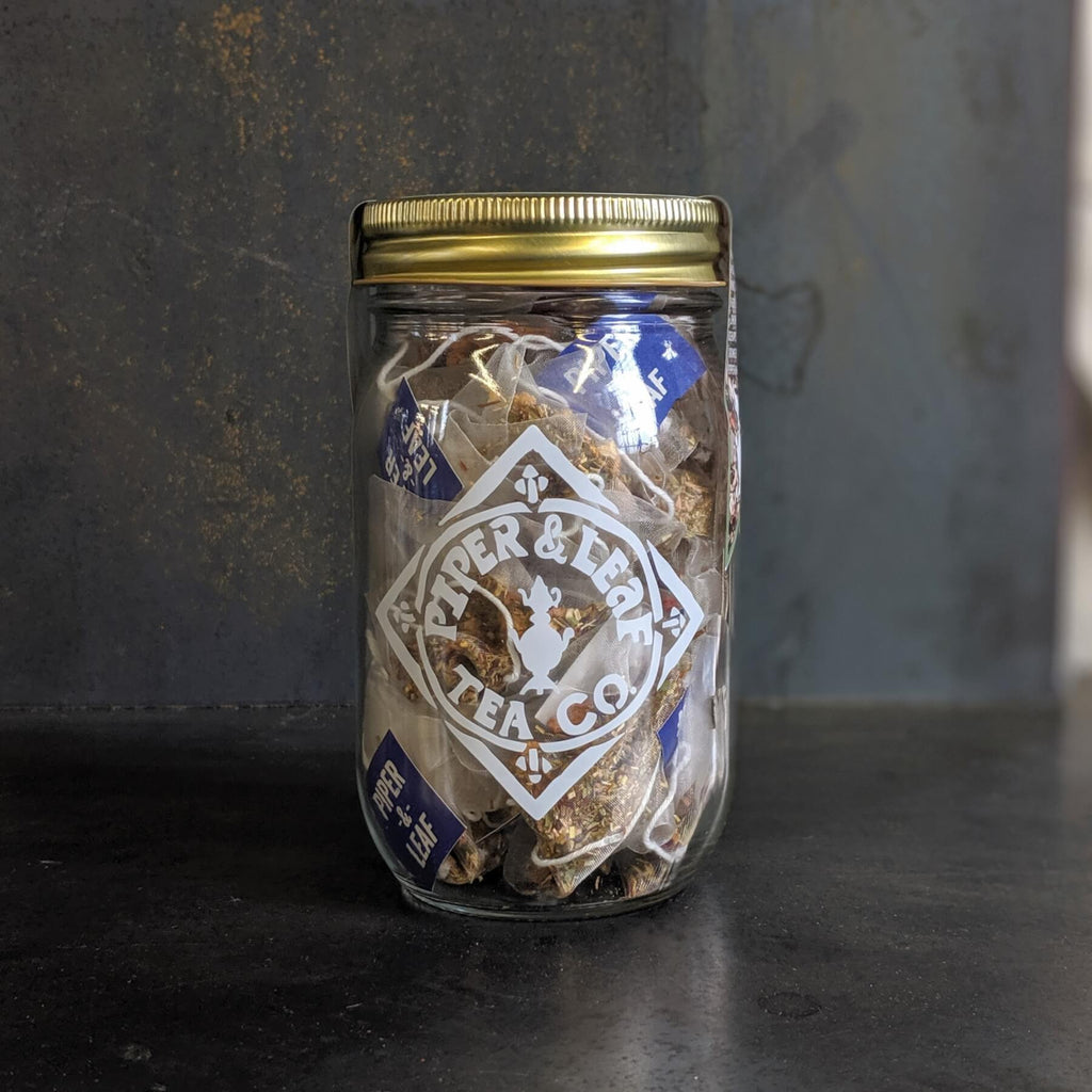 Piper and Leaf Mistletoe Grove Party Pack 25 Sachets in Pint Jar, featuring pyramid sachets in a clear jar.