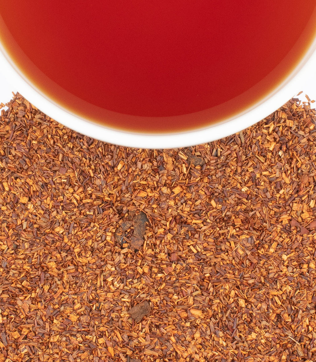 Harney & Sons Berry Cobbler, Tin of 20 Sachets, displayed in a cup with tea steeping, featuring a berry cobbler flavor.