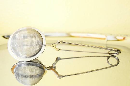 Zum Zum Derby Tea Infuser Mesh Pincer Spoon