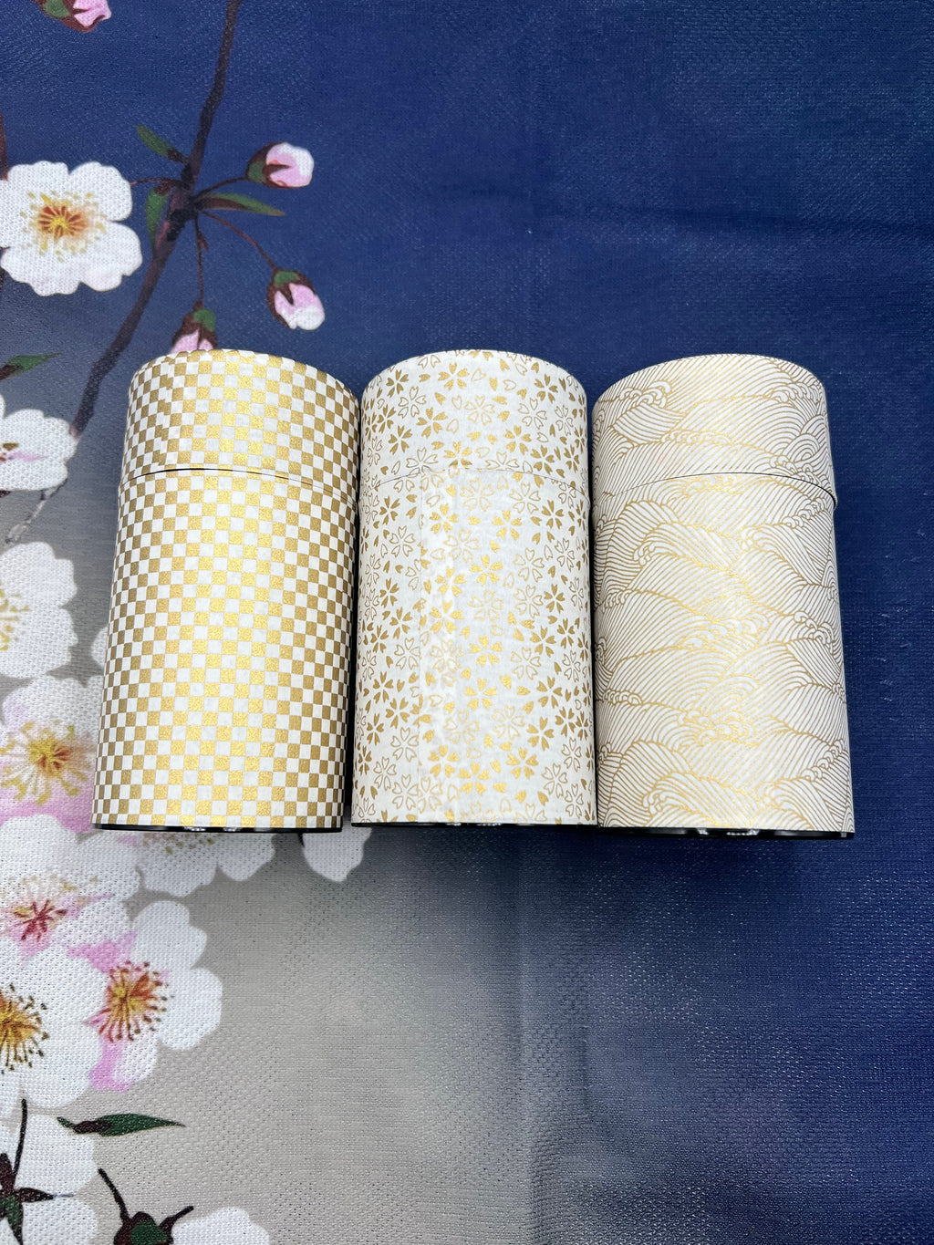 Inoue Tea Kenran Hana White Washi Paper Wrapped Tea Canister (L) shown in image, featuring traditional Japanese chazutsu design.