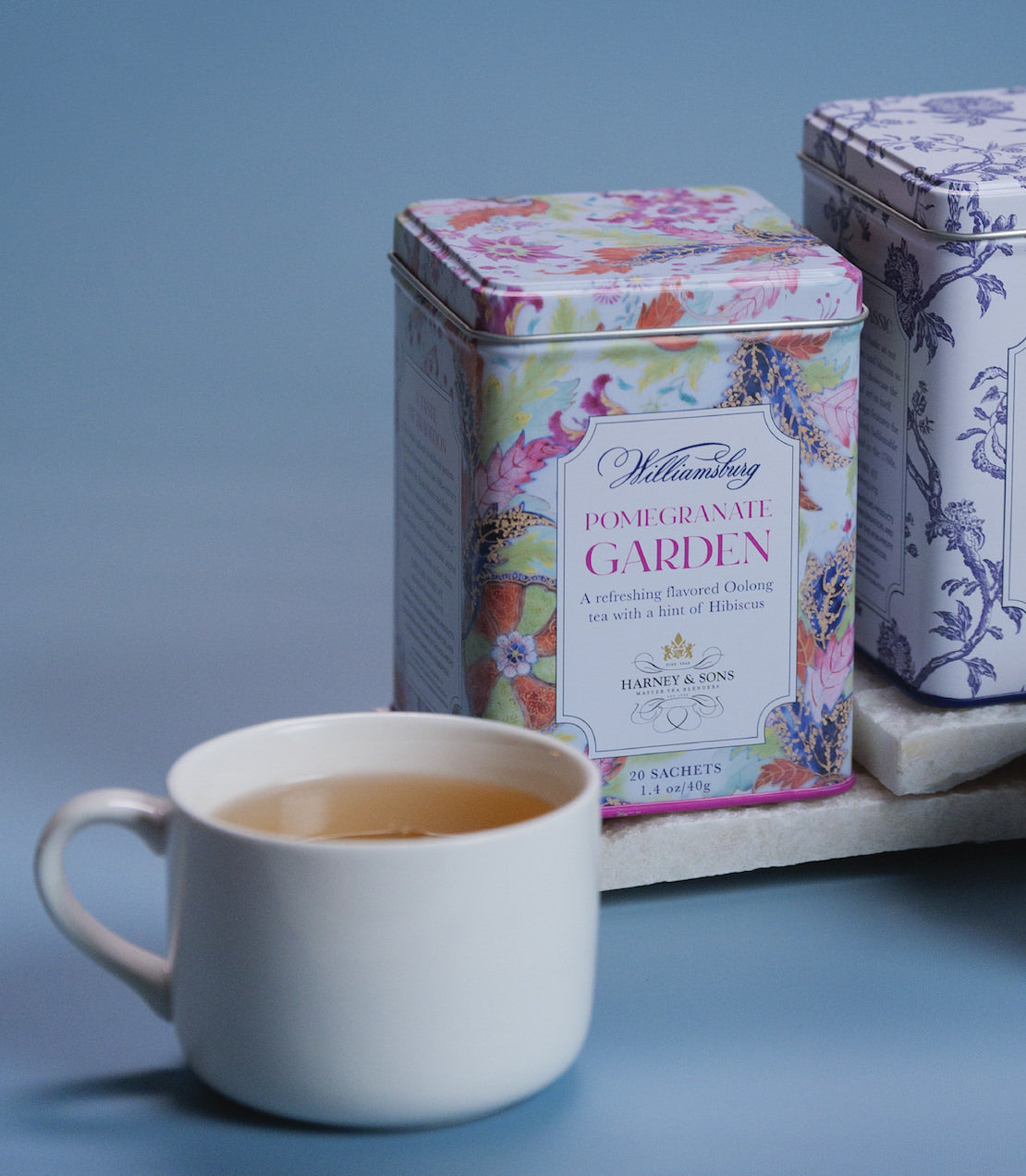 Harney & Sons Williamsburg Pomegranate Garden, Tin of 20 Sachets, features a decorative tin with sachets for brewing tea.