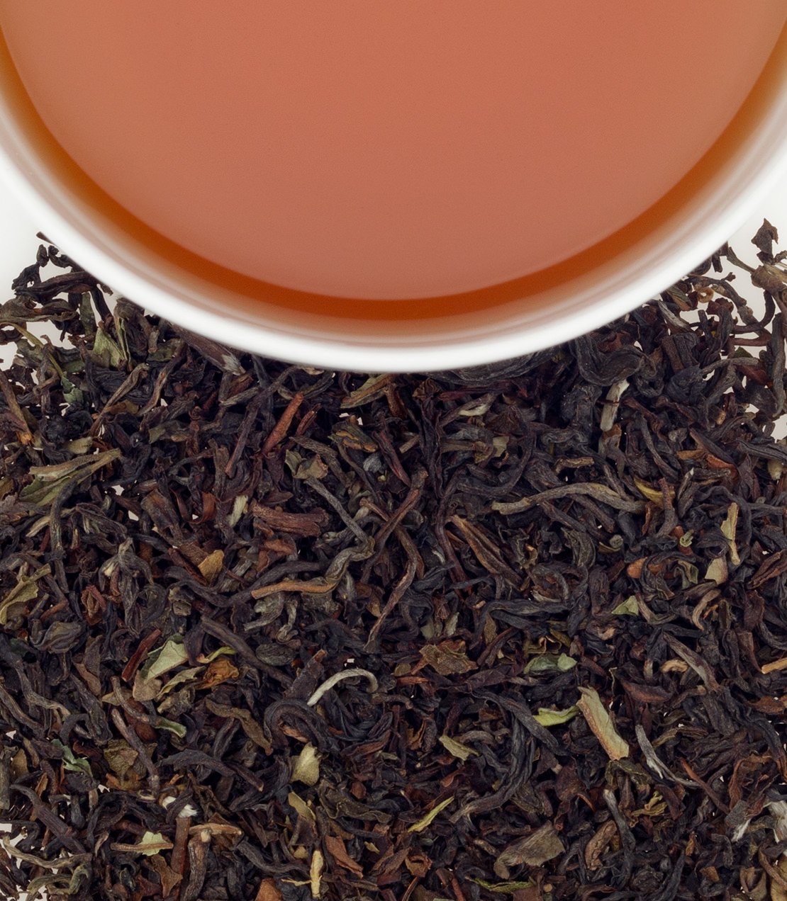 Harney & Sons Darjeeling, Classic Tin of 20 Sachets, displayed in a cup, showcasing the tea's rich color and aroma.