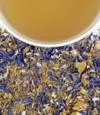 Harney & Sons Yellow & Blue, HT Tin of 20 Sachets displayed in a cup, showcasing the tea sachets and packaging.