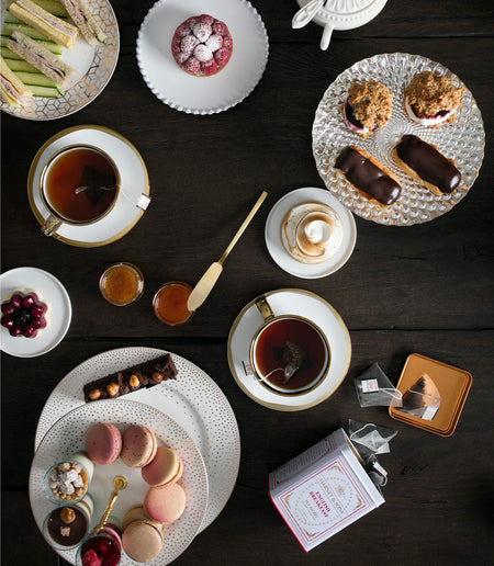 Harney & Sons English Breakfast, Classic Tin of 20 Sachets, featuring a tin packaging with tea sachets for brewing black tea.
