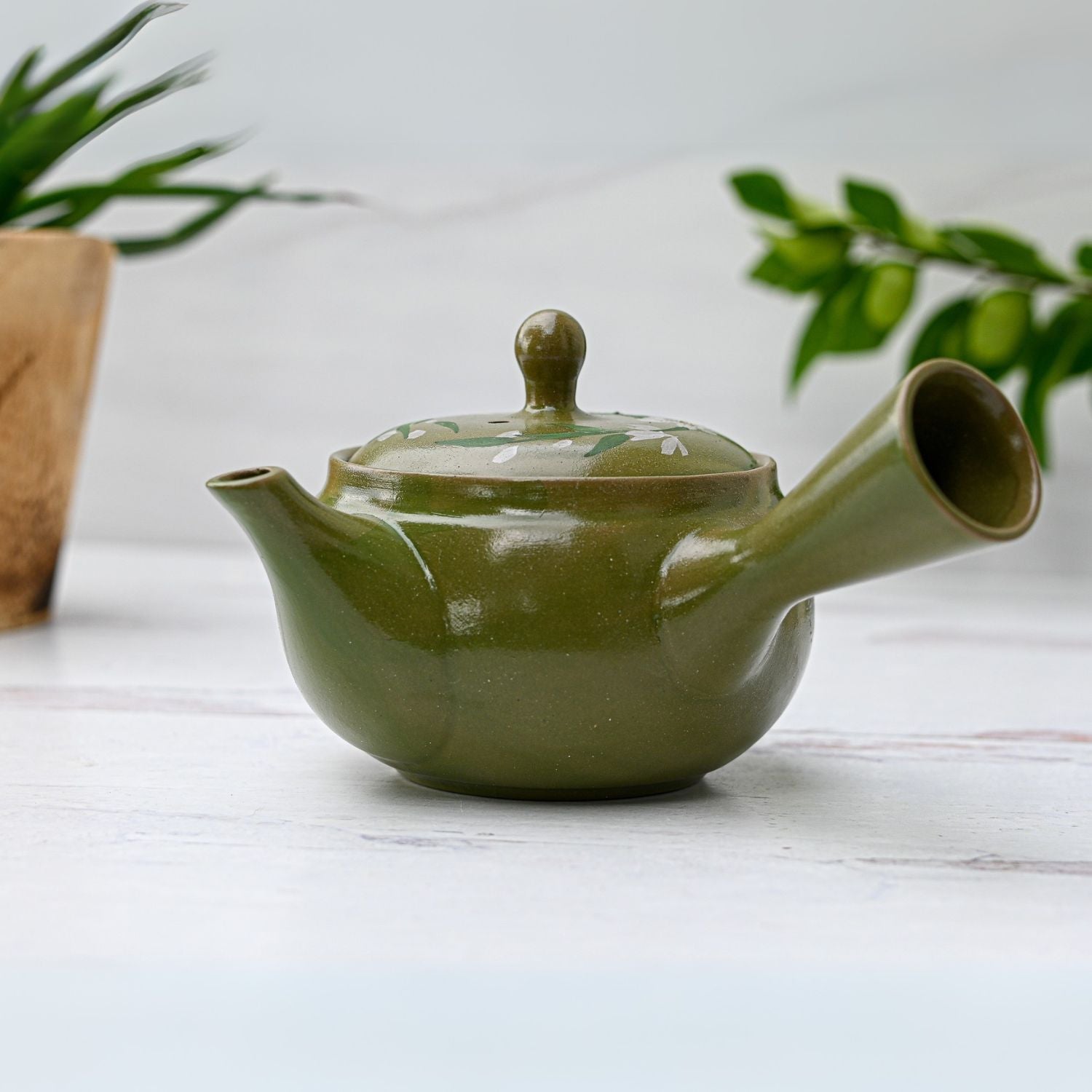 Aprika Life Green Kuysu with Flowers - Japanese Handmade Teapot with Premium Tea Strainer - 14 fl oz/420ml
