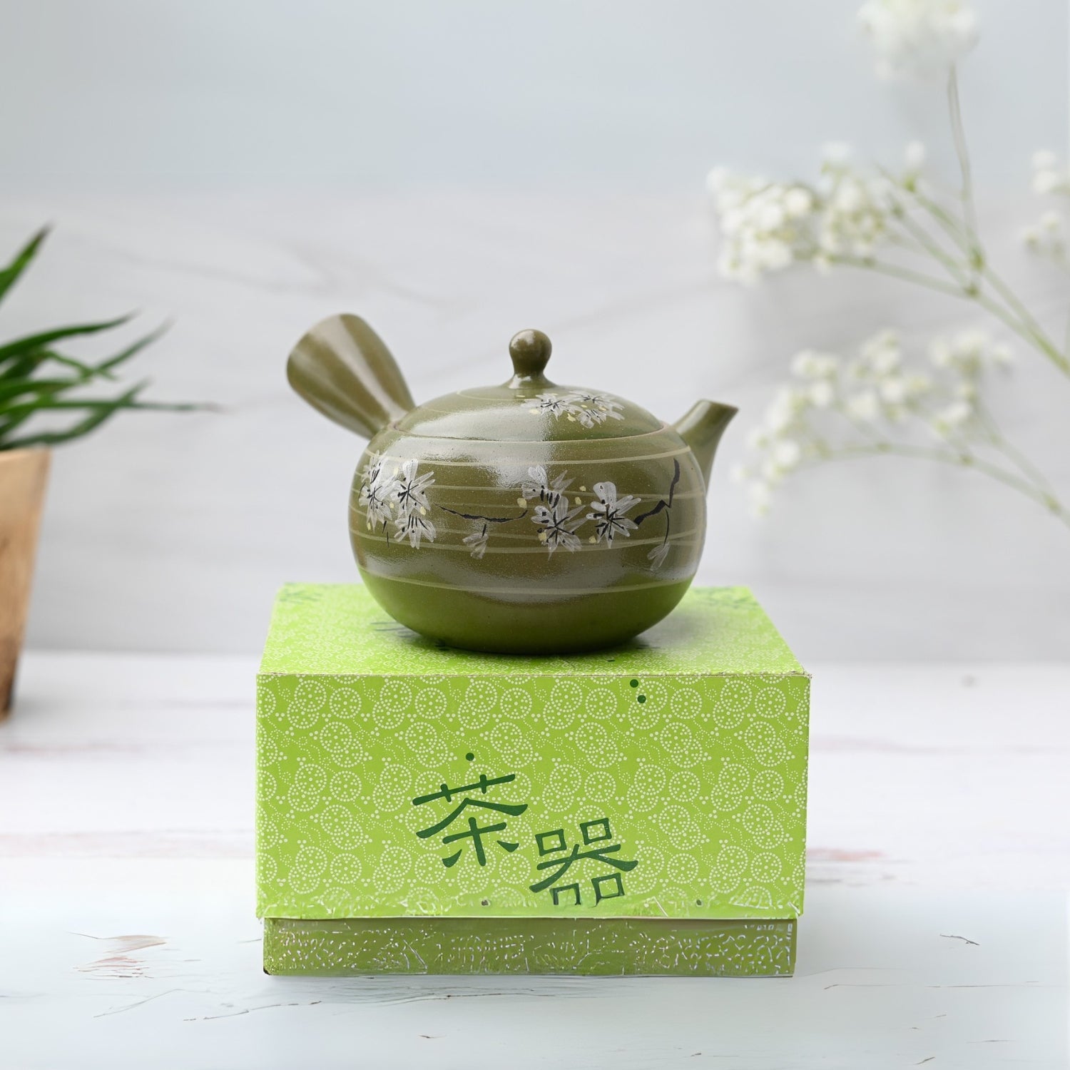 Aprika Life Green Kuysu with Flowers - Japanese Handmade Teapot with Premium Tea Strainer - 12 fl oz/360ml