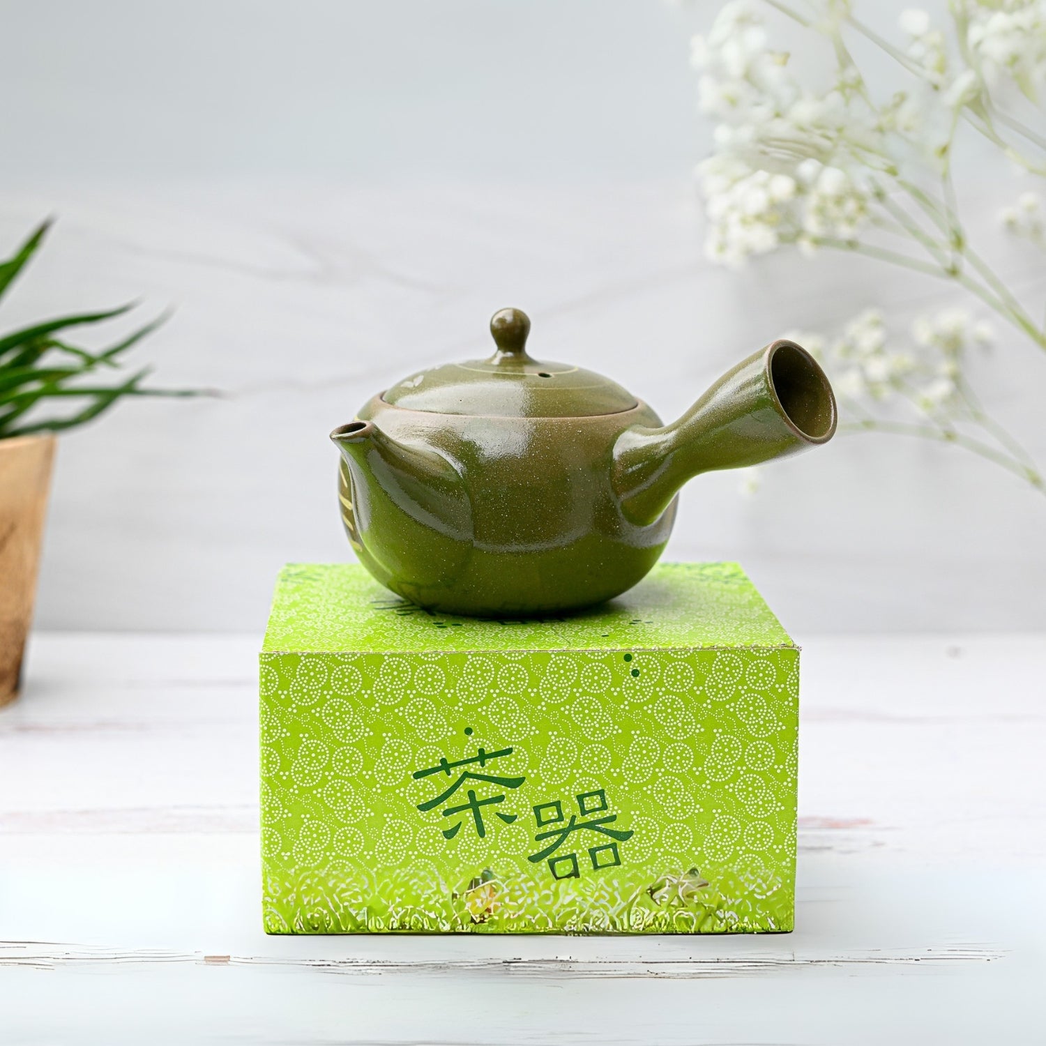 Aprika Life Green Kuysu with Flowers - Japanese Handmade Teapot with Premium Tea Strainer - 12 fl oz/360ml