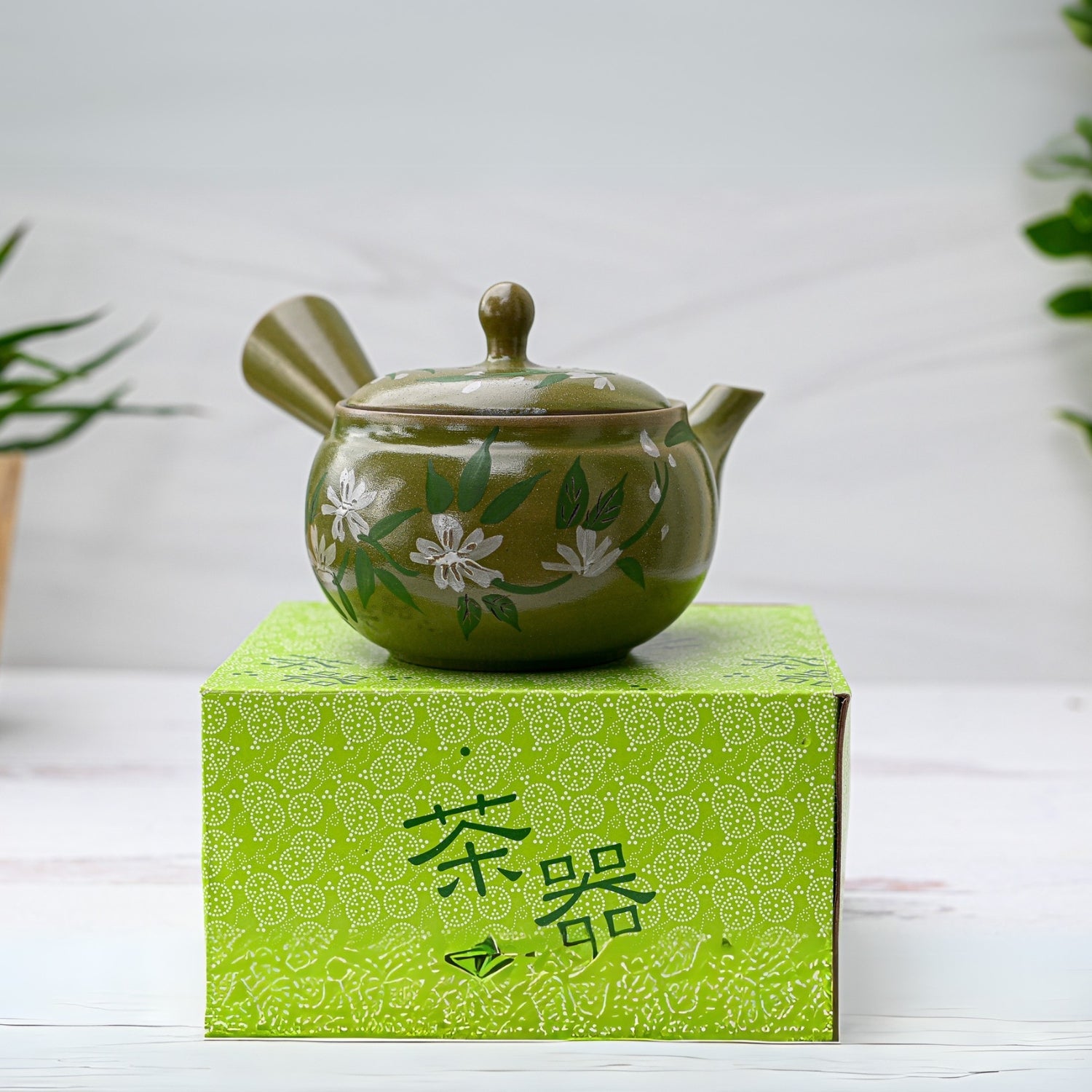 Aprika Life Green Kuysu with Flowers - Japanese Handmade Teapot with Premium Tea Strainer - 14 fl oz/420ml