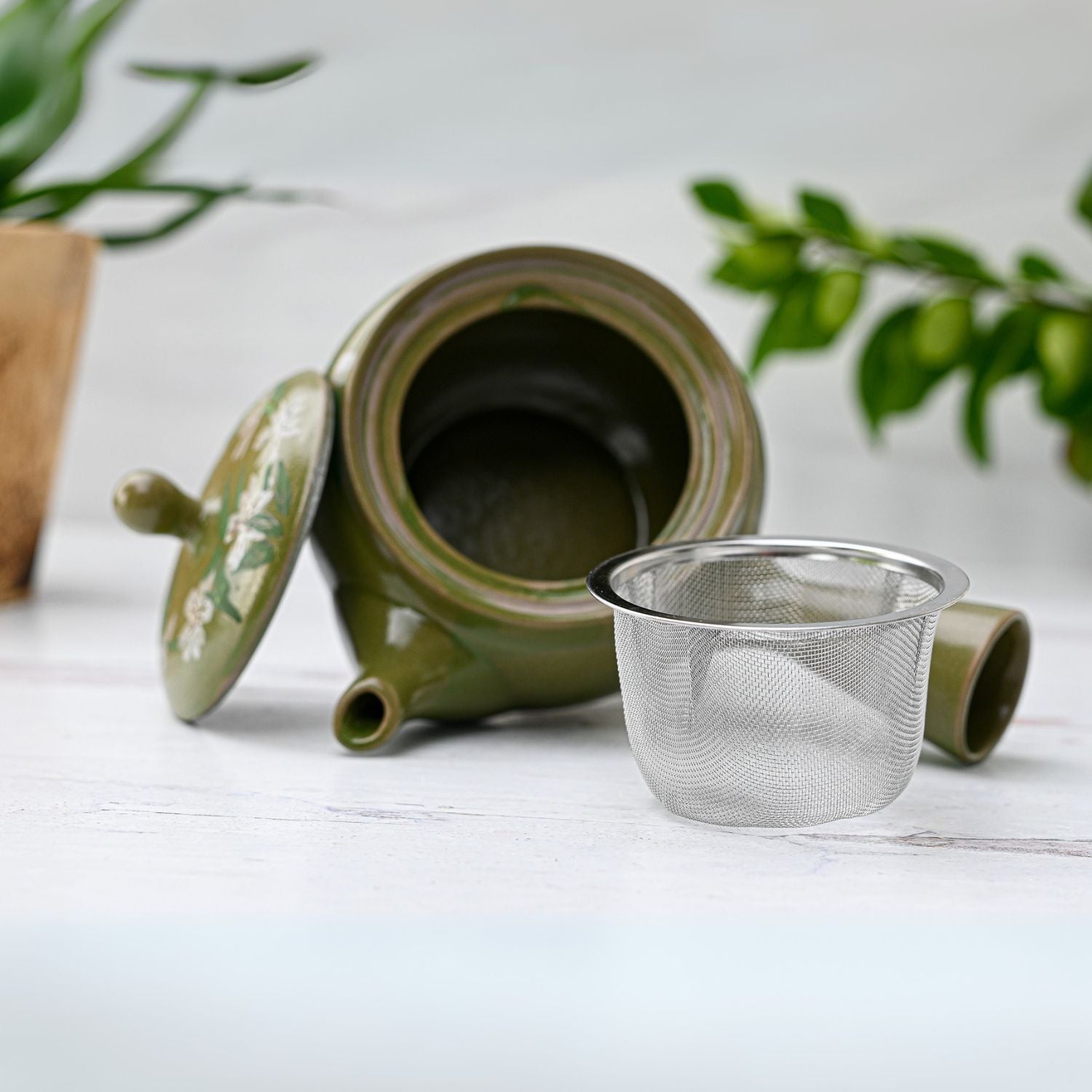 Aprika Life Green Kuysu with Flowers - Japanese Handmade Teapot with Premium Tea Strainer - 14 fl oz/420ml