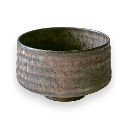 Aprika Life Kaneni Gold Crystal Ceramic Matcha Bowl, handcrafted Japanese pottery, ergonomic design for matcha steeping.