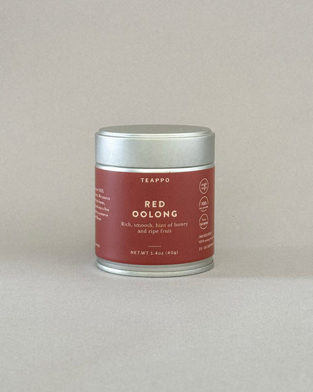 Teappo Red Oolong Powder in a tea tin, displaying rich color, ideal for tea lattes with smooth flavor notes of honey and ripe fruit.