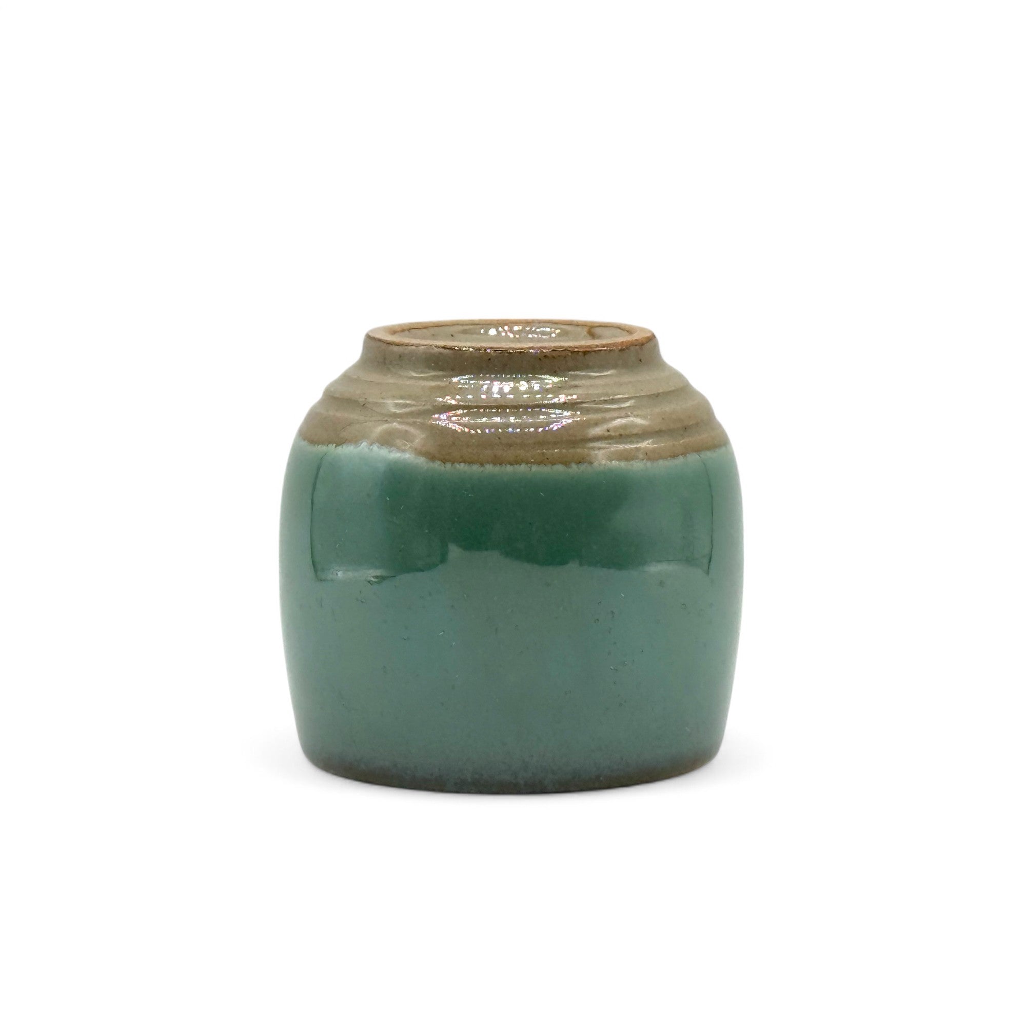 Inoue Tea Hisuitaru Green Mino-yaki Yunomi - Japanese Teacup featuring a traditional ceramic design in green tones.