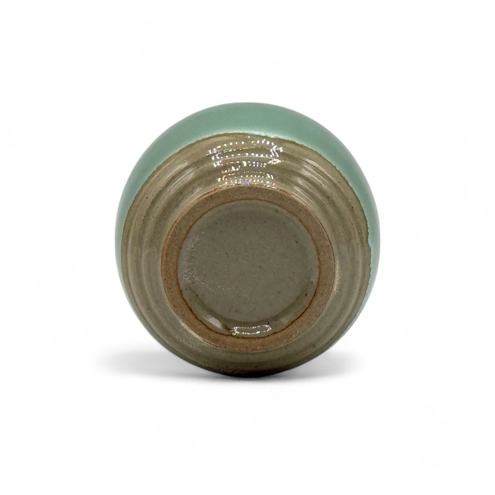 Inoue Tea Hisuitaru Green Mino-yaki Yunomi - Japanese teacup featuring a traditional design and craftsmanship.